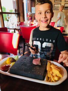 Matthijs van 8 jaar met een ladies steak i.p.v. kindermenu